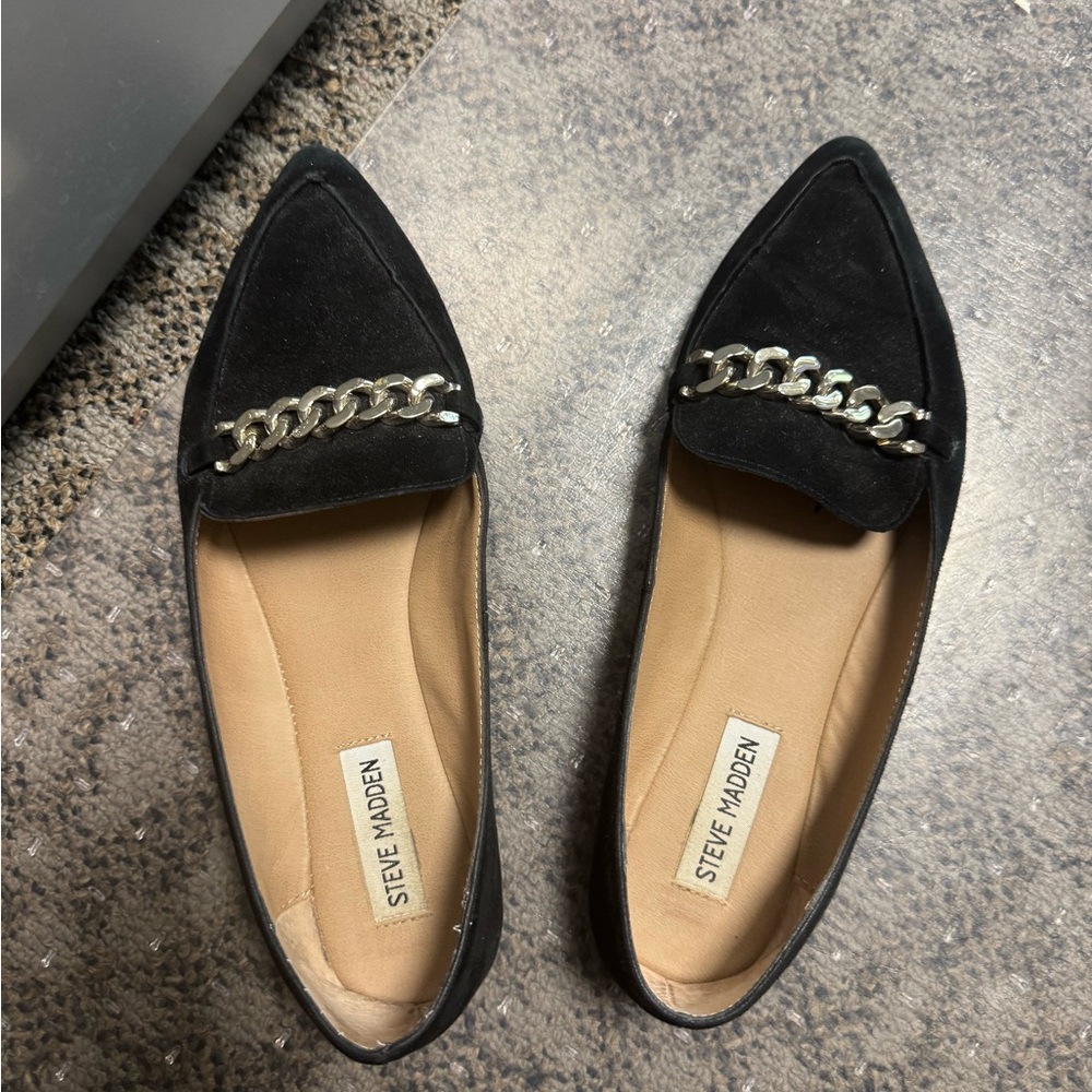WOW. Steve Madden Black Flats with Silver Chain Accent